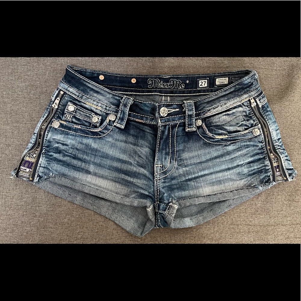 Rare zipper Miss Me shorts size 27
